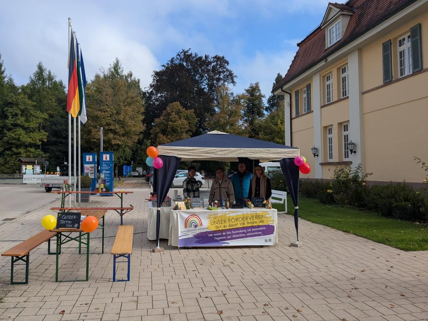 Der Vereinsstand mit Banner und Luftballons — bunt dekoriert, gemeinsam mit vielen Mitstreitern